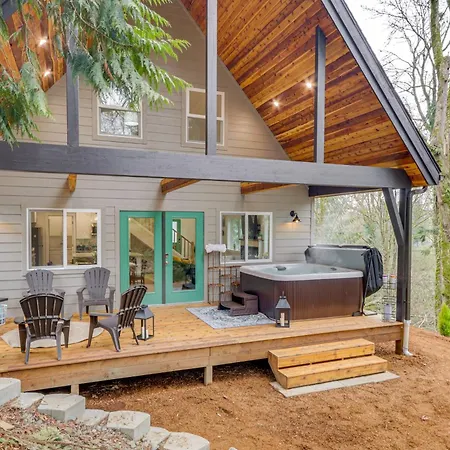 Near Rivers And Boating Home With Hot Tub In Longview